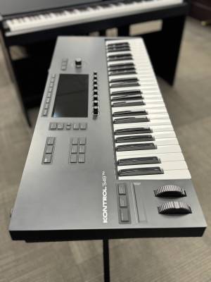 Native Instruments Kontrol S49 MK3 49-Note Keyboard