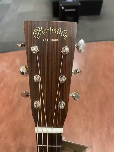 Martin Guitars - D-18 AMBER V18 3