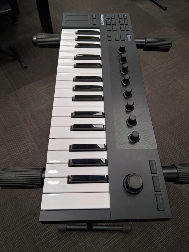Native Instruments Komplete Kontrol M32 Micro Sized Keyboard