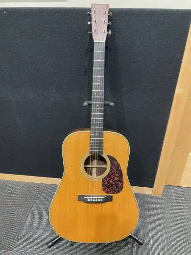 Martin Guitars - HD-28V