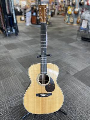 Martin Guitars - OM-28E V18