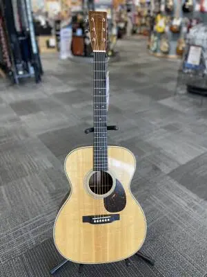 Martin Guitars - OM-28E V18