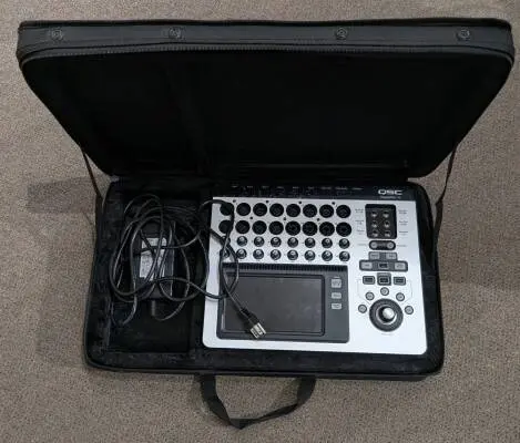 QSC COMPACT DIGITAL MIXER WITH TOUCHSCREEN 2