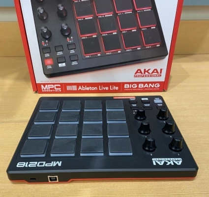 Akai - MPD218 2