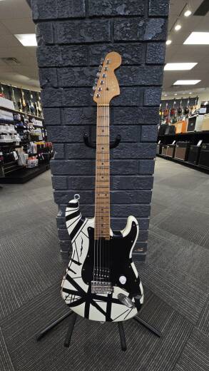 EVH Striped Series '78 Eruption, Maple Fingerboard - White with Black Stripes Relic