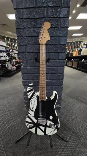 EVH Striped Series '78 Eruption, Maple Fingerboard - White with Black Stripes Relic