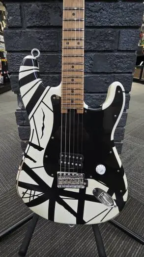 EVH Striped Series '78 Eruption, Maple Fingerboard - White with Black Stripes Relic 2