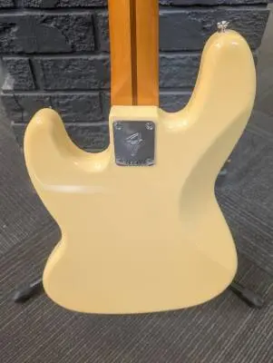 Fender - Limited Edition Laura Lee Jazz Bass with Rosewood Fingerboard - Vintage White 2