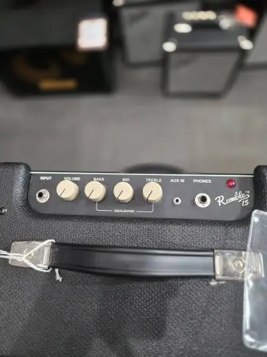 Fender Rumble 15 - Rumble Series 15 Watt Bass Amp (V3) 2
