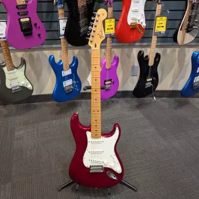 Fender: Standard Strat - Maple in Candy Apple Red