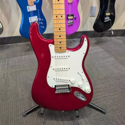 Fender: Standard Strat - Maple in Candy Apple Red 2