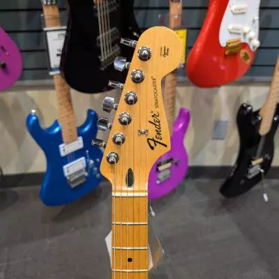 Fender: Standard Strat - Maple in Candy Apple Red 2