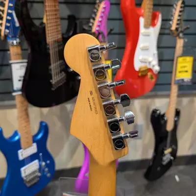 Fender: Standard Strat - Maple in Candy Apple Red 2