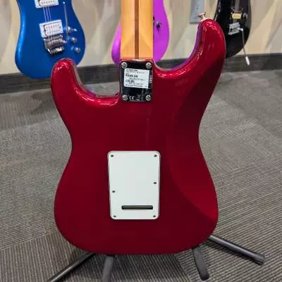 Fender: Standard Strat - Maple in Candy Apple Red 2