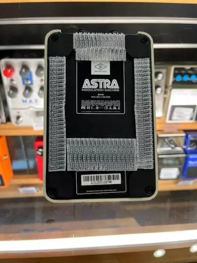 Universal Audio - Astra Modulation Machine Stereo Effects Pedal 4