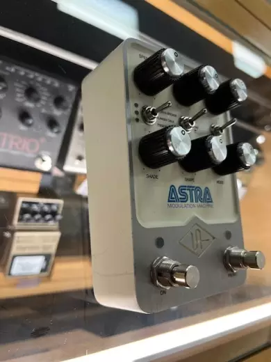 Store Special Product - Universal Audio - Astra Modulation Machine Stereo Effects Pedal