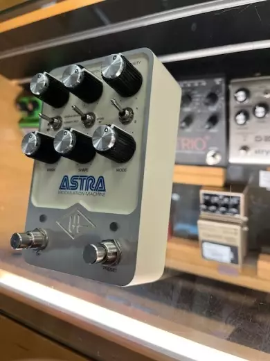 Store Special Product - Universal Audio - Astra Modulation Machine Stereo Effects Pedal