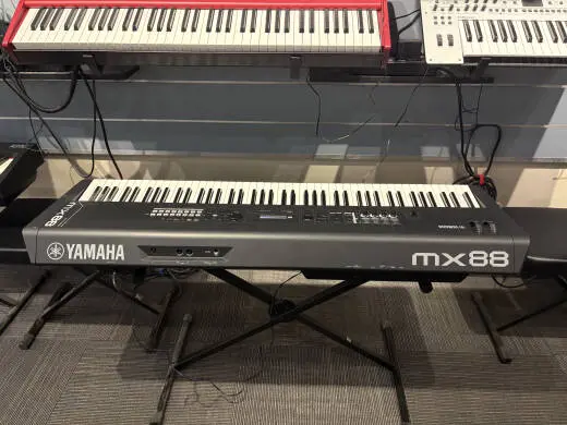 Yamaha - MX88 BK 2