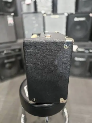 Fender Rumble 15 - Rumble Series 15 Watt Bass Amp (V3) 2