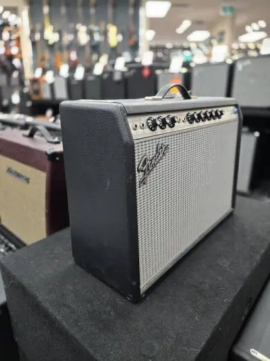 Fender '68 Custom Deluxe Reverb Guitar Amp 2