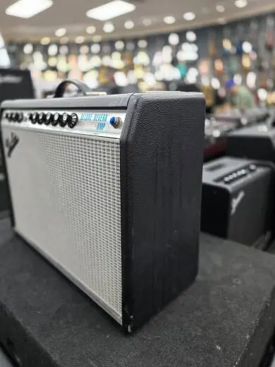 Fender '68 Custom Deluxe Reverb Guitar Amp 2