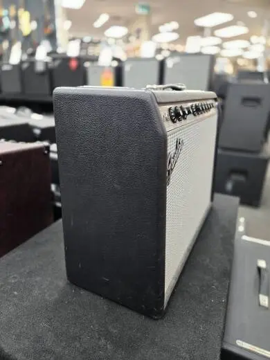 Fender '68 Custom Deluxe Reverb Guitar Amp 2