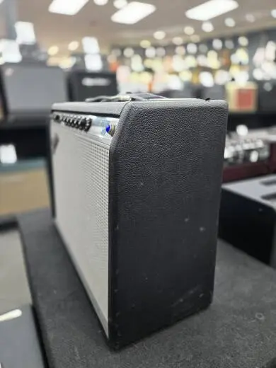 Fender '68 Custom Deluxe Reverb Guitar Amp 2