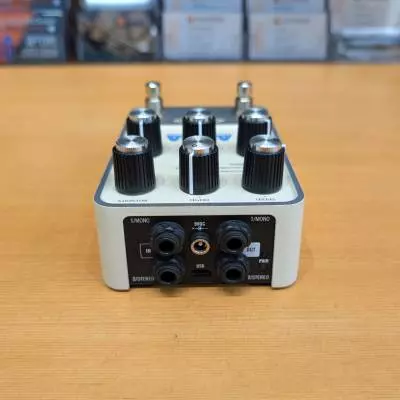 Universal Audio - Astra Modulation Machine Stereo Effects Pedal 2