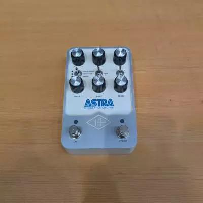 Universal Audio - Astra Modulation Machine Stereo Effects Pedal 2