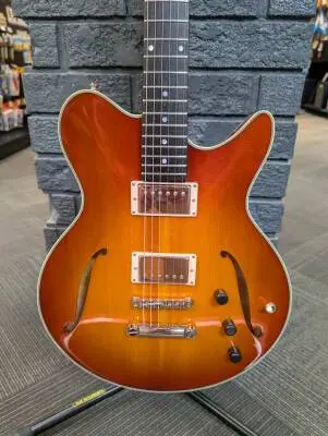 Store Special Product - Eastman Guitars - Romeo Thinline Hollowbody Electric Guitar with Hardshell Case - Goldburst