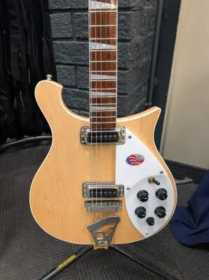 Rickenbacker - 600 Series Solid Body Electric Guitar - Mapleglo 2