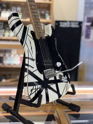 EVH - EVH STRIPED SERIES '78 BLK W/ WHT STRIPE