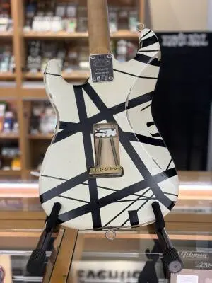 EVH - EVH STRIPED SERIES '78 BLK W/ WHT STRIPE 2