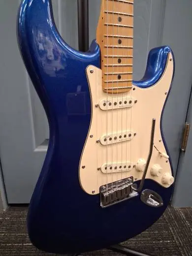 Fender American Ultra Strat Cobra Blue - Maple Neck 2