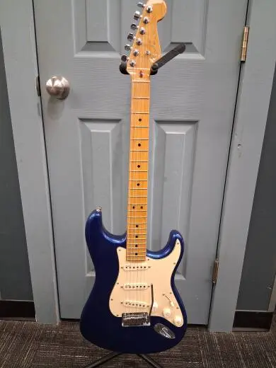 Fender American Ultra Strat Cobra Blue - Maple Neck 2