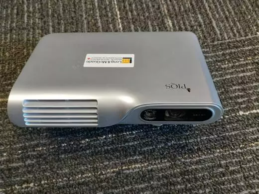 Android LED Projector 16:9/1080p with Stand 2