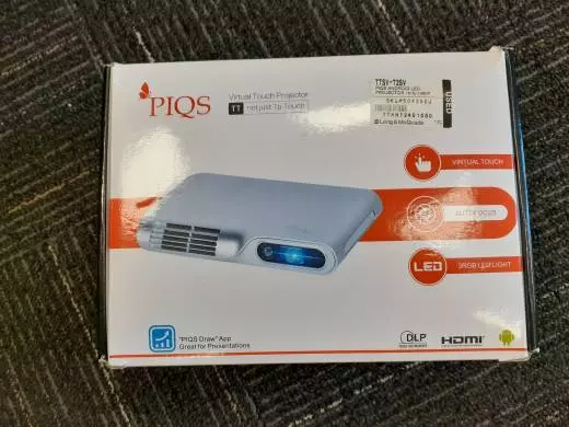 Android LED Projector 16:9/1080p with Stand 2