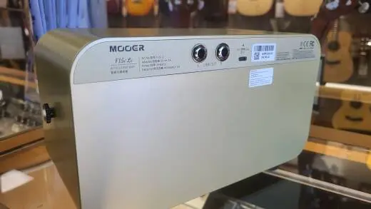 MOOER F15I LI BATTERY AMP 2