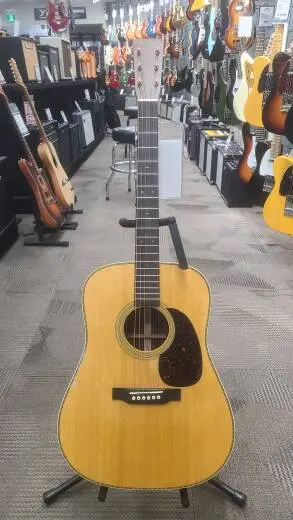 Martin Guitars - HD-28E V18