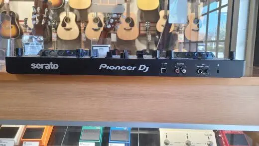 Pioneer DJ - DDJ-REV1 2