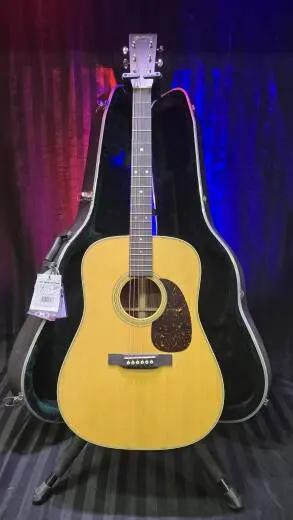 Martin Guitars - D-28 2017
