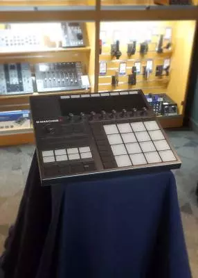 Native Instruments - MASCHINE PLUS