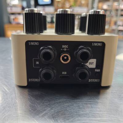 Universal Audio Astra Modulation Machine Stereo Effects Pedal