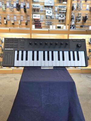 Native Instruments Komplete Kontrol M32 Micro Sized Keyboard Native Instruments Komplete Kontrol M32 Micro Sized Keyboard