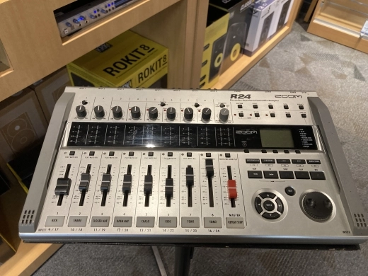 Zoom - R24