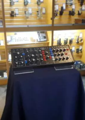 Behringer - MODEL D