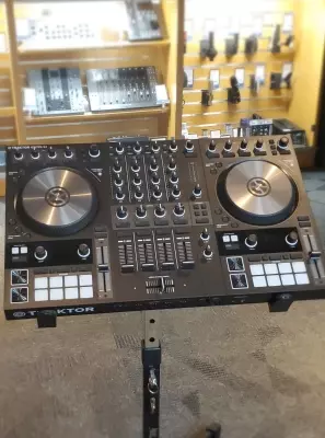 Native Instruments - KONTROL S4 MK3