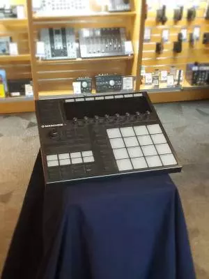 Native Instruments - MASCHINE PLUS