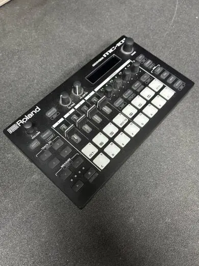 Roland - MC-101 2