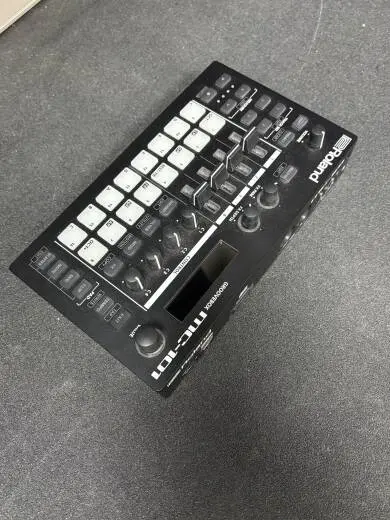 Roland - MC-101 2